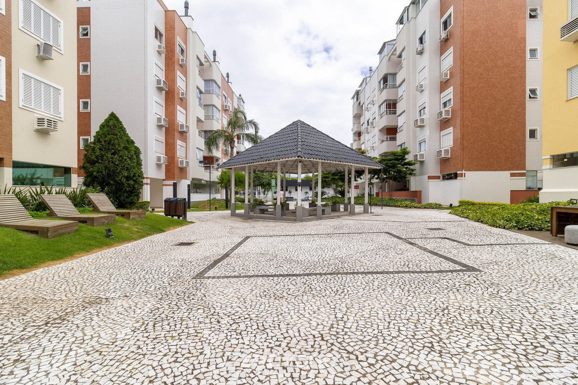 image-housing-carousel