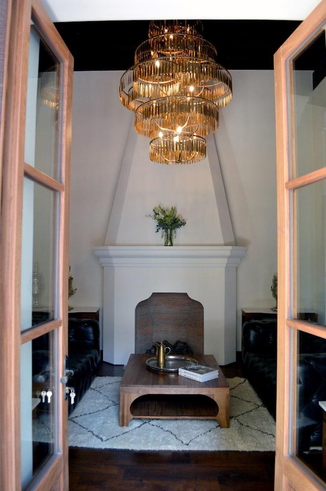 image-housing-carousel