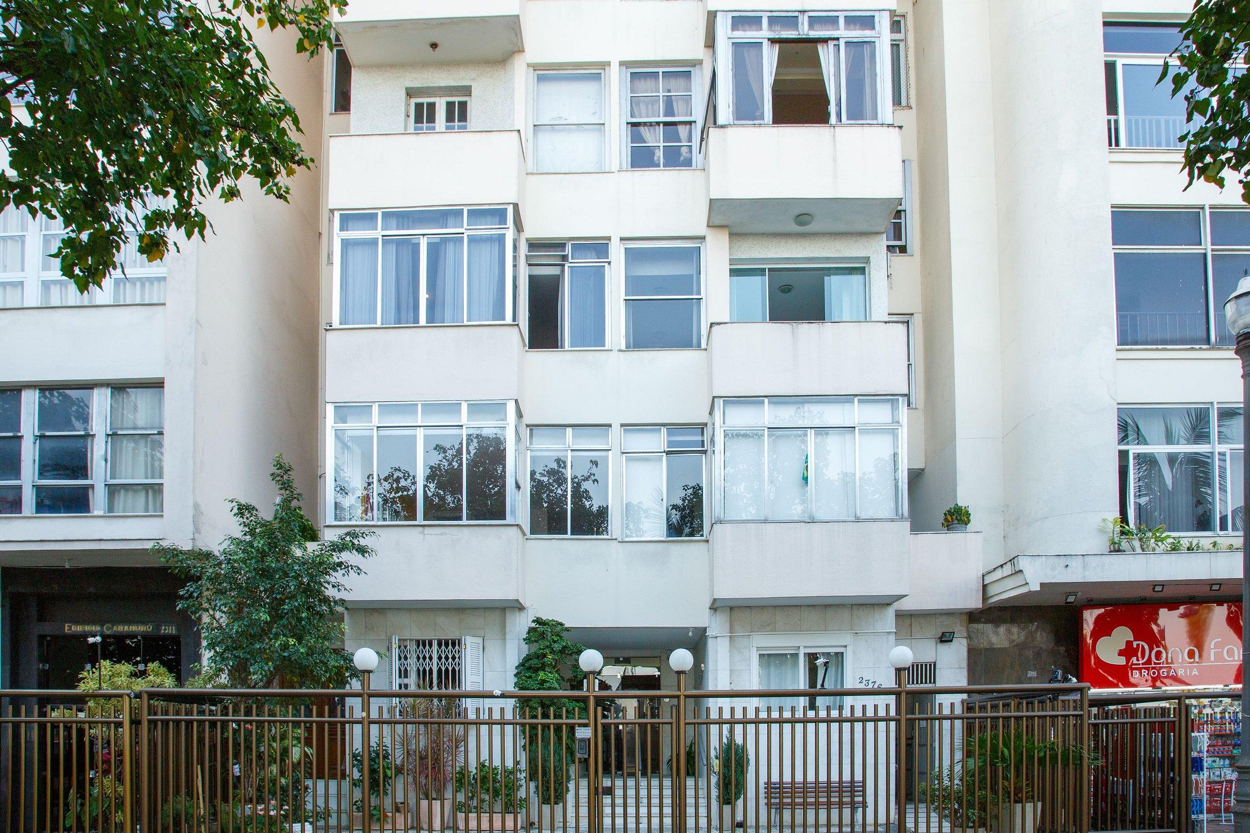 image-housing-carousel
