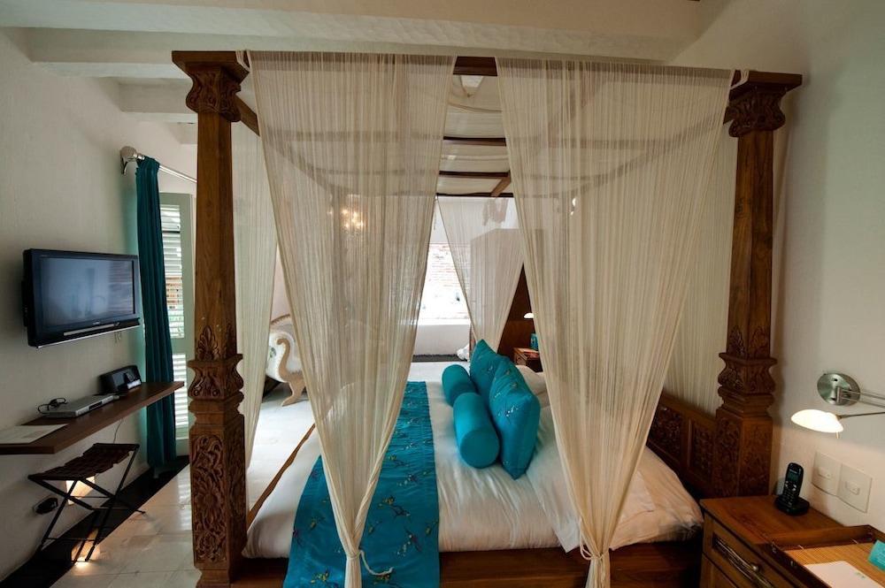 image-housing-carousel