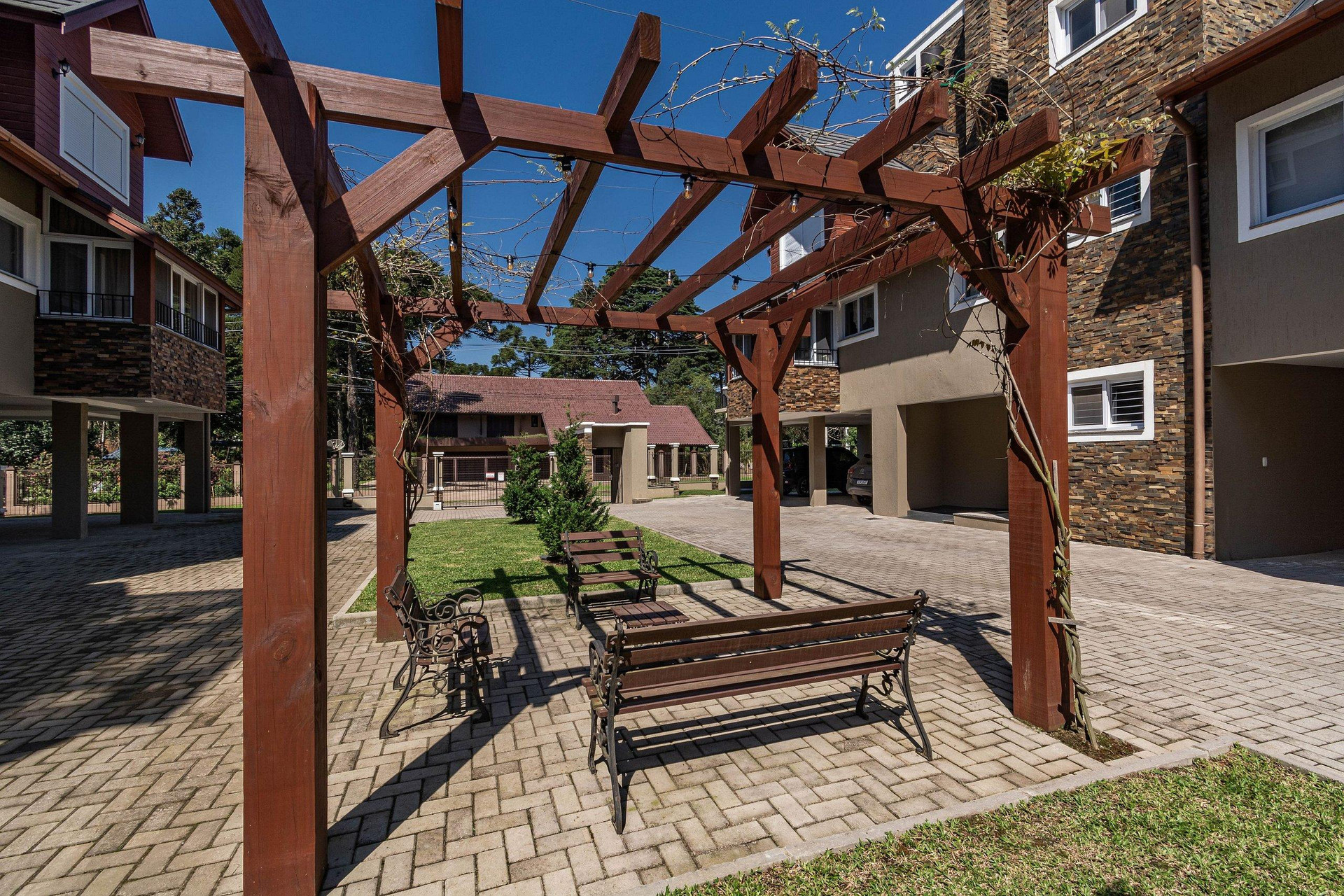 image-housing-carousel