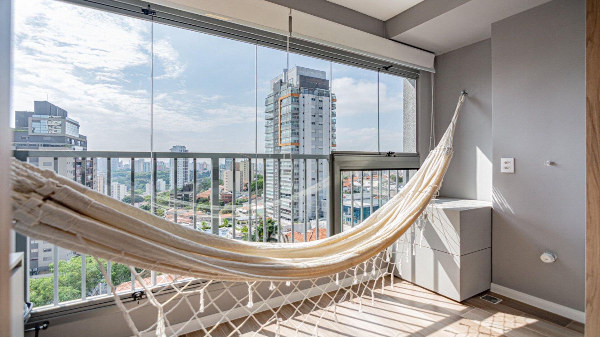 image-housing-carousel