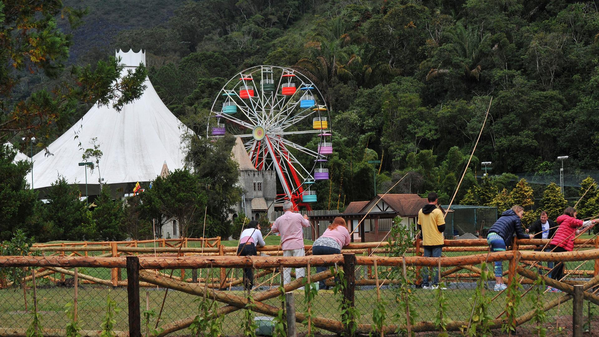 image-housing-carousel