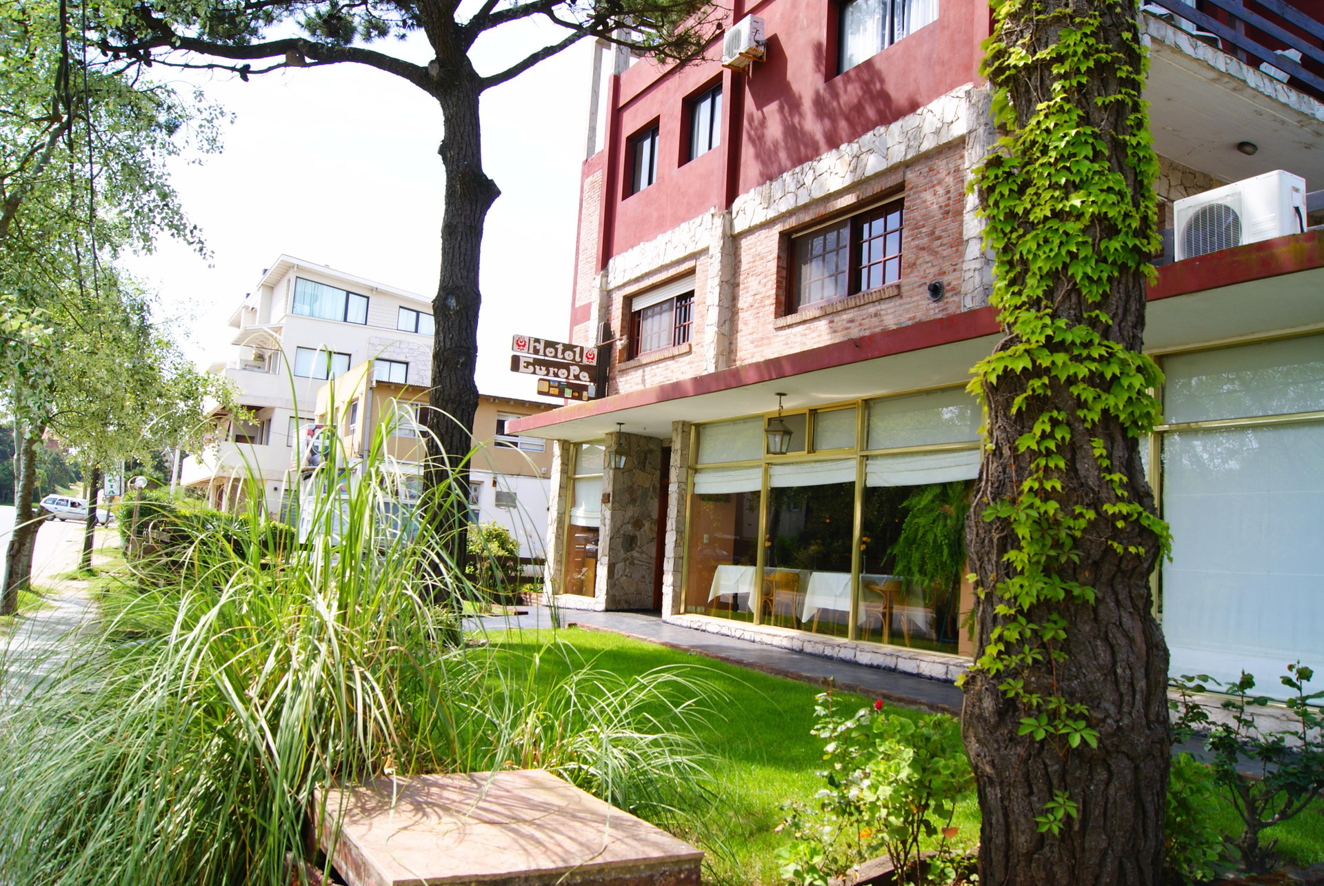 image-housing-carousel