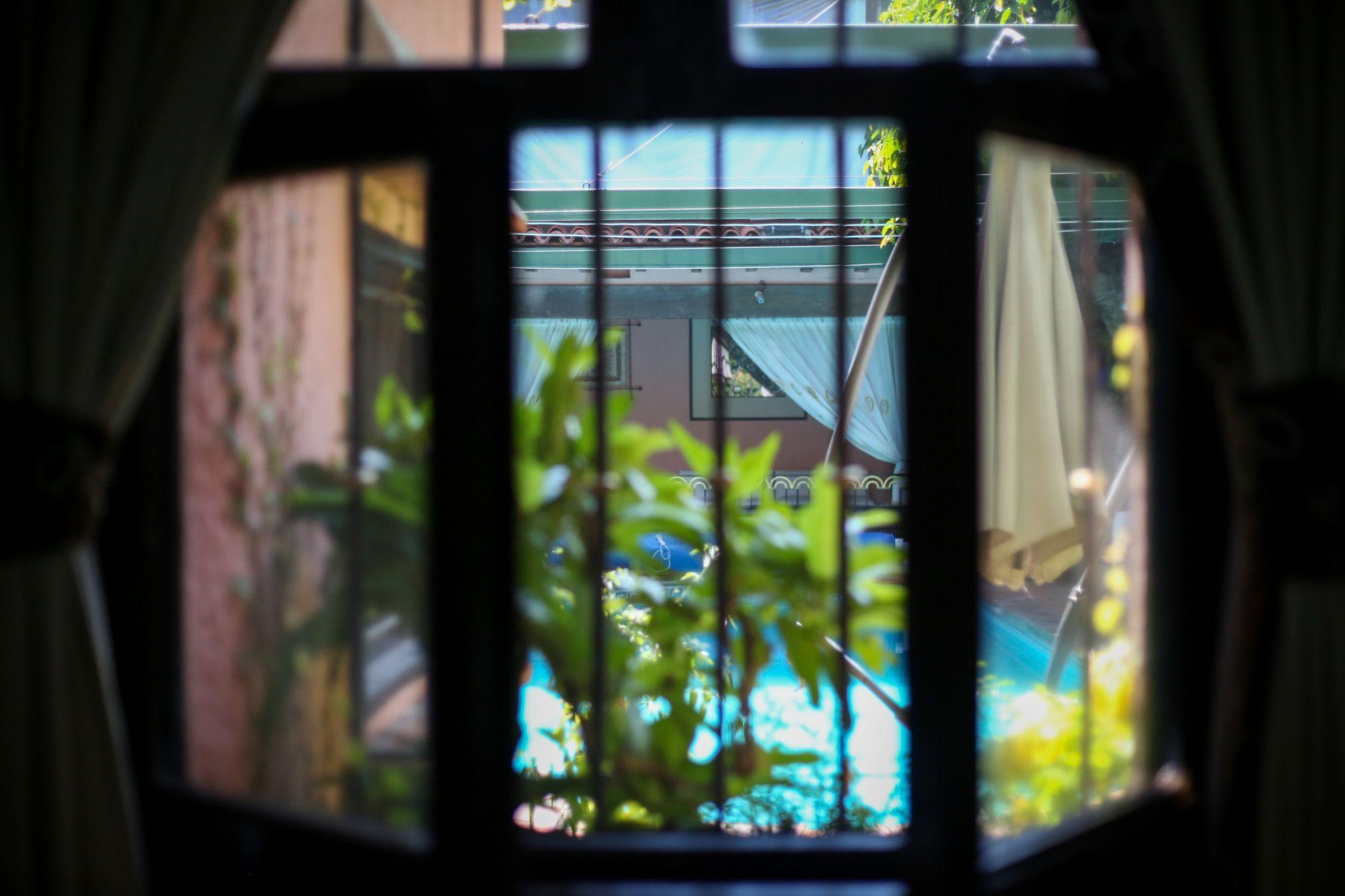 image-housing-carousel