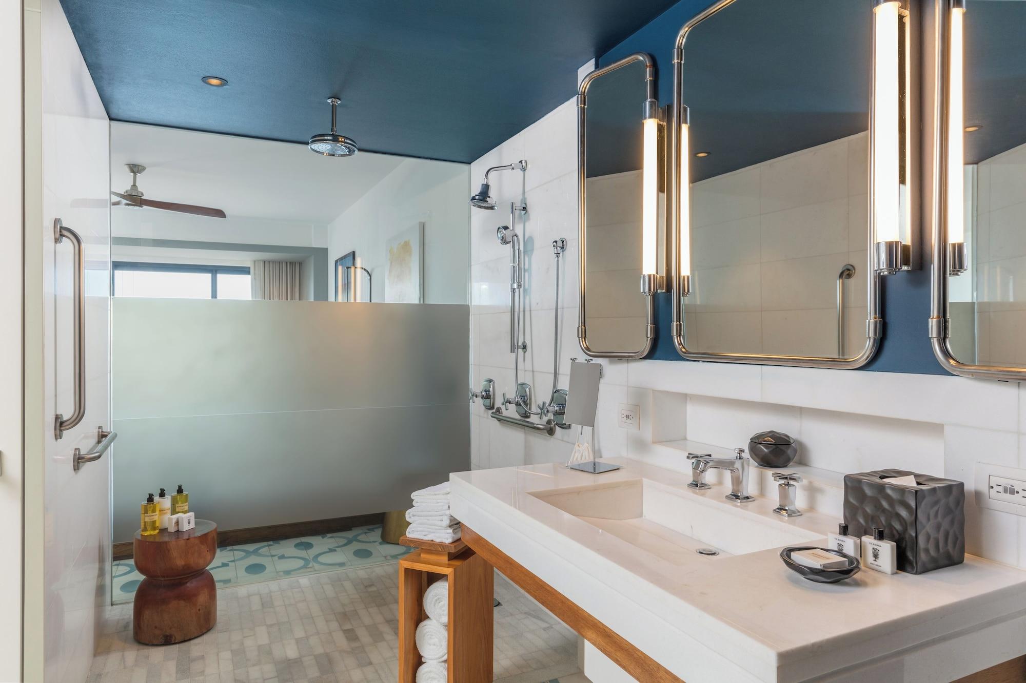 Habitación, 2 camas Queen size, con acceso para personas discapacitadas, vista al océano (Shower)