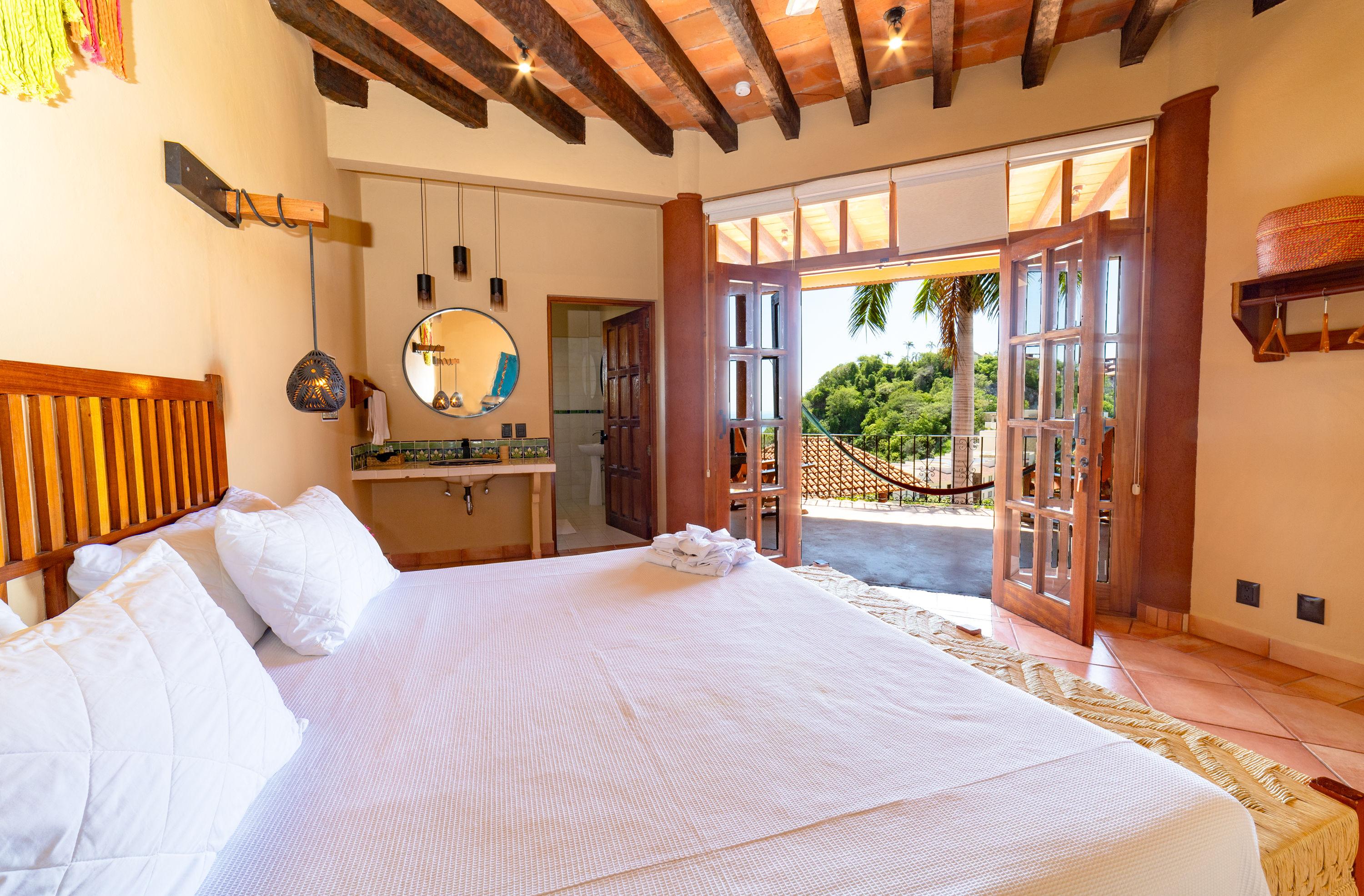 KING ROOM WITH SEA VIEW AND BALCONY