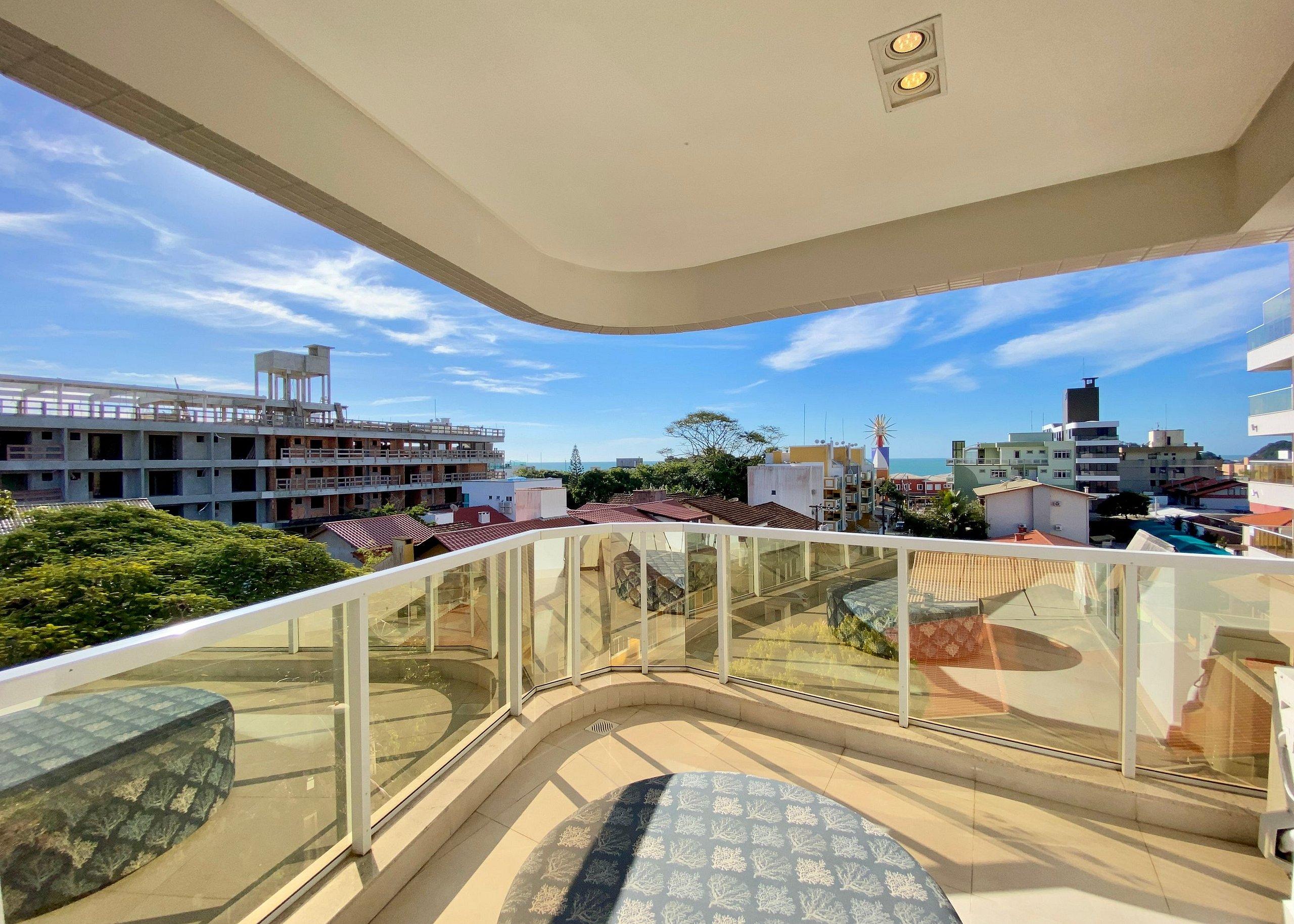 image-housing-carousel