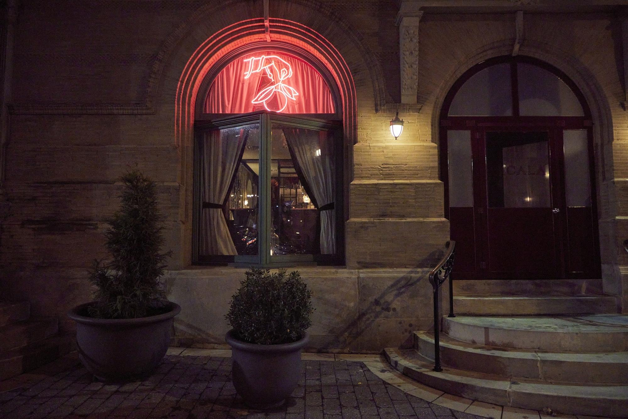 image-housing-carousel
