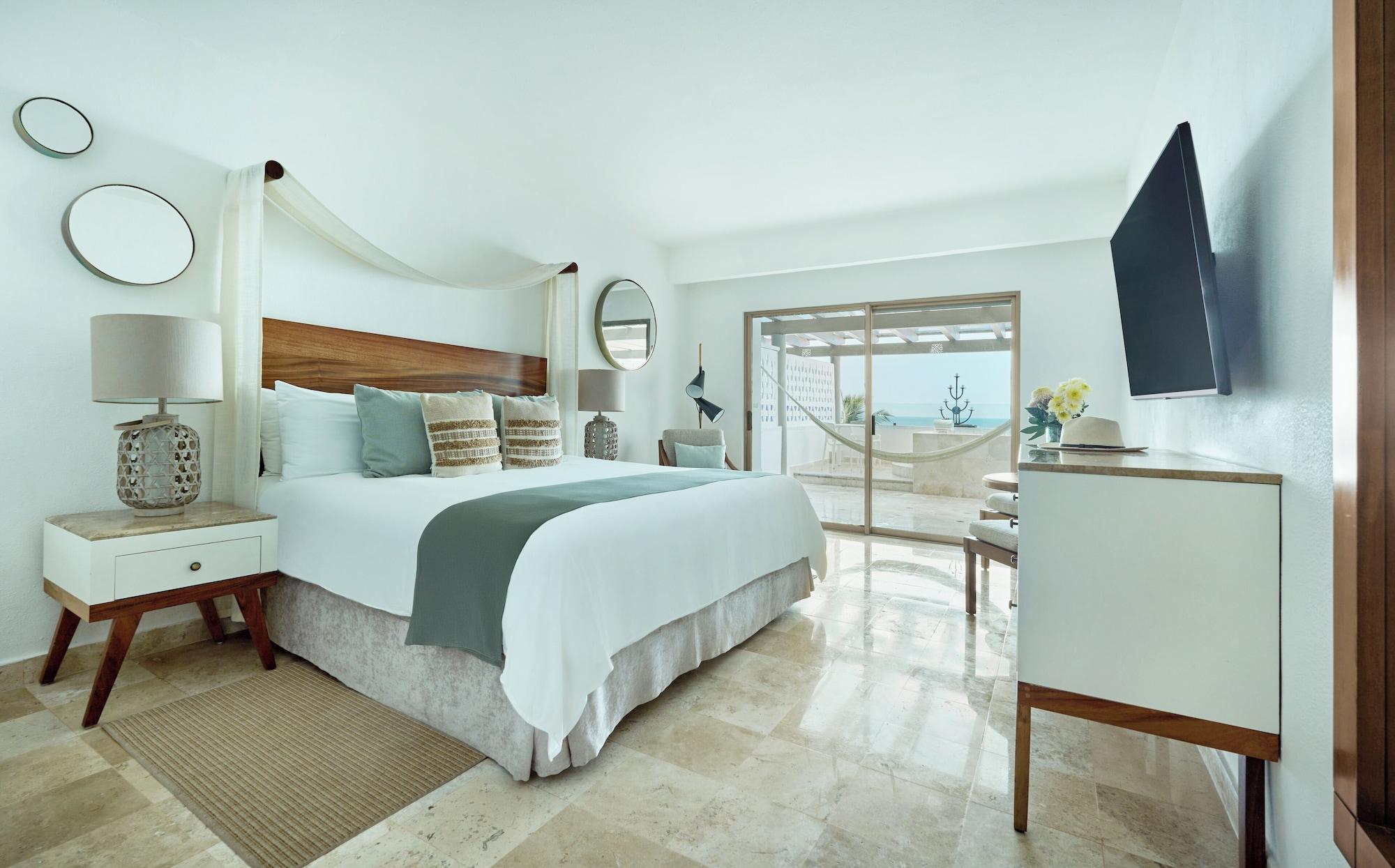 Honeymoon Oceanfront Suite with Jacuzzi