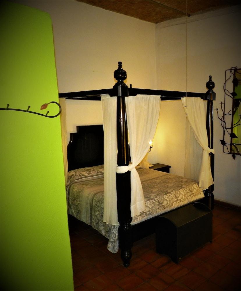 image-housing-carousel