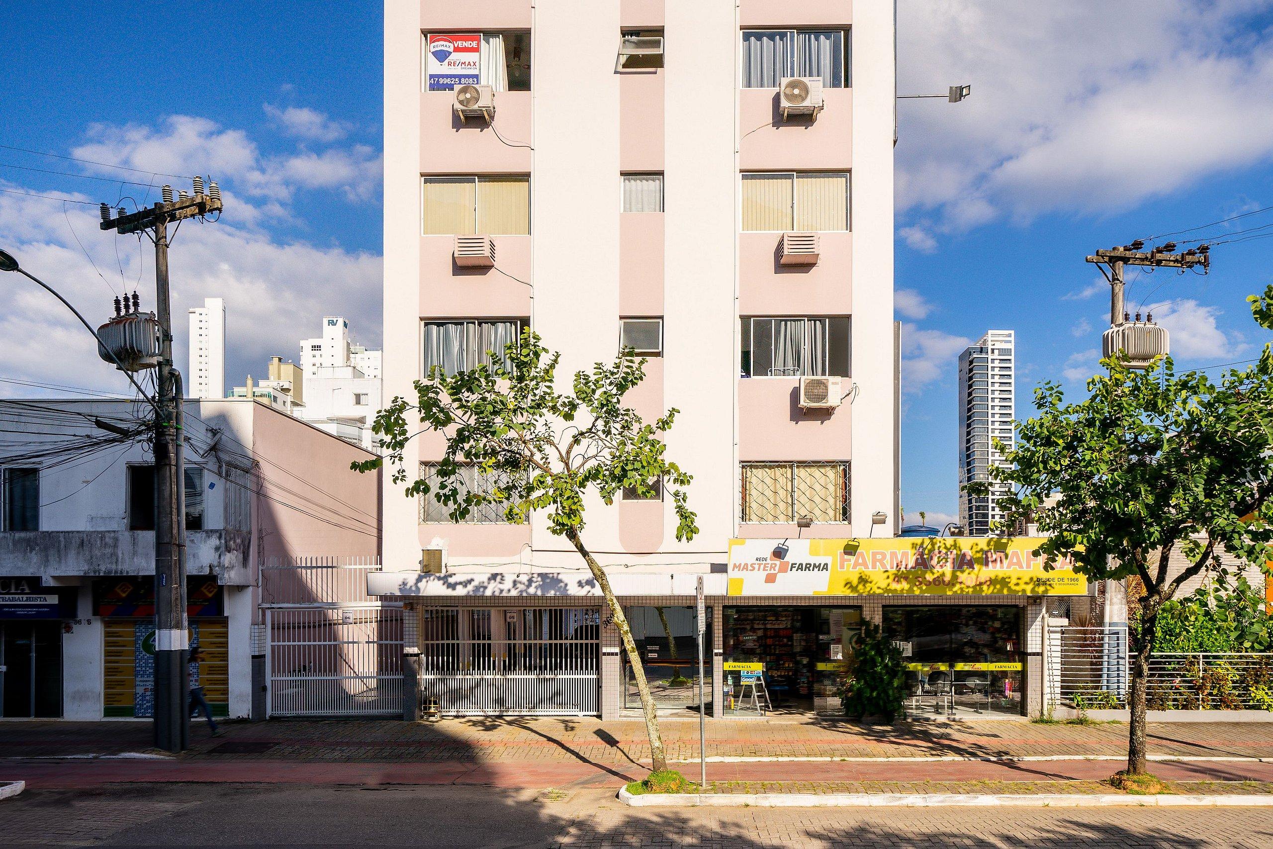 image-housing-carousel