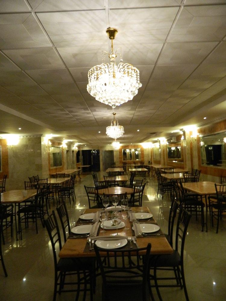 image-housing-carousel