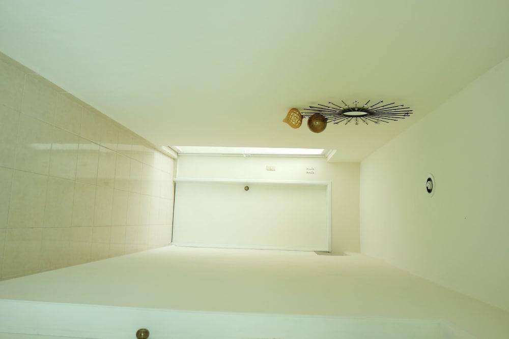 image-housing-carousel