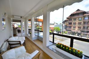 image-housing-carousel