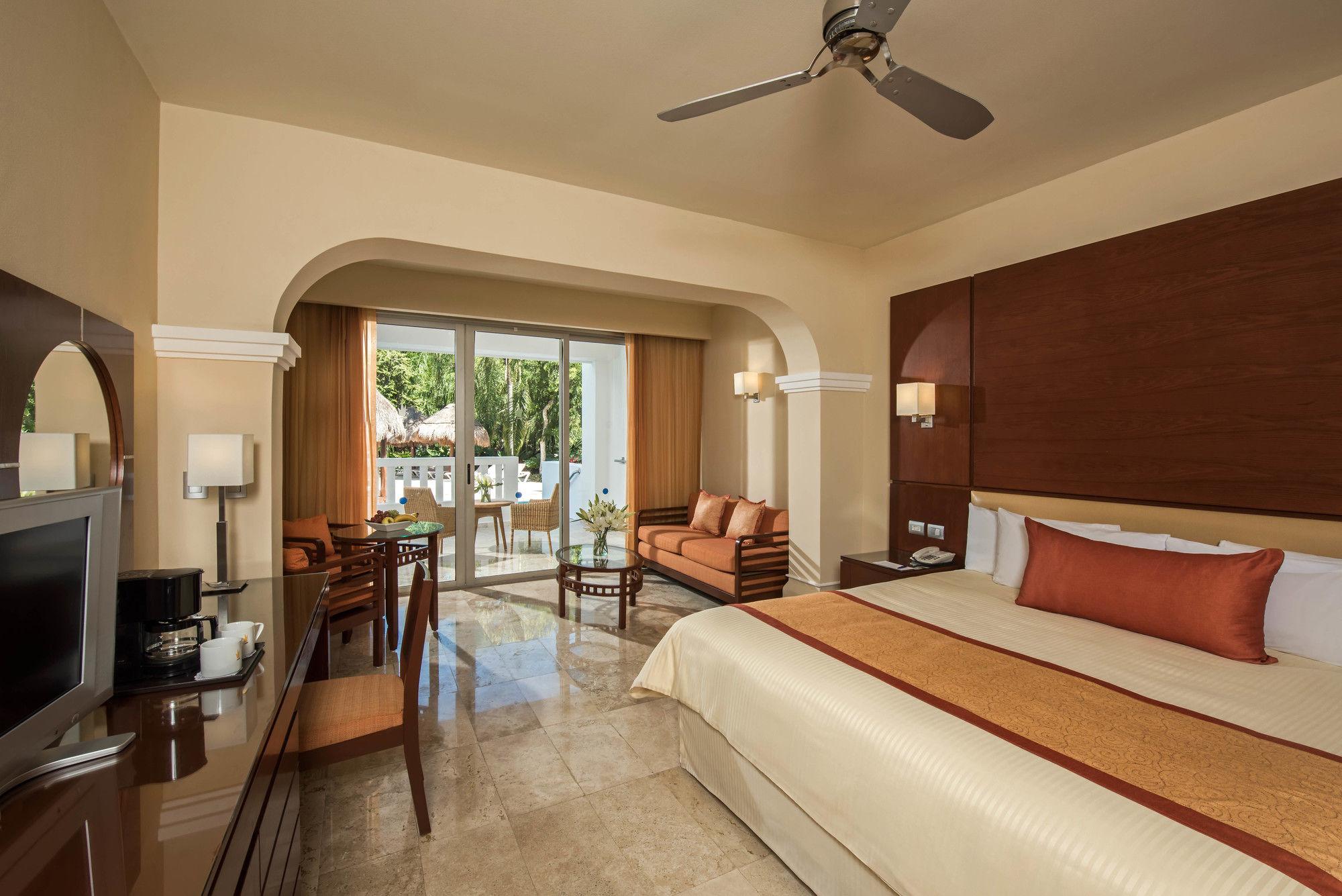 Deluxe Room, Pool Access (Pool View)