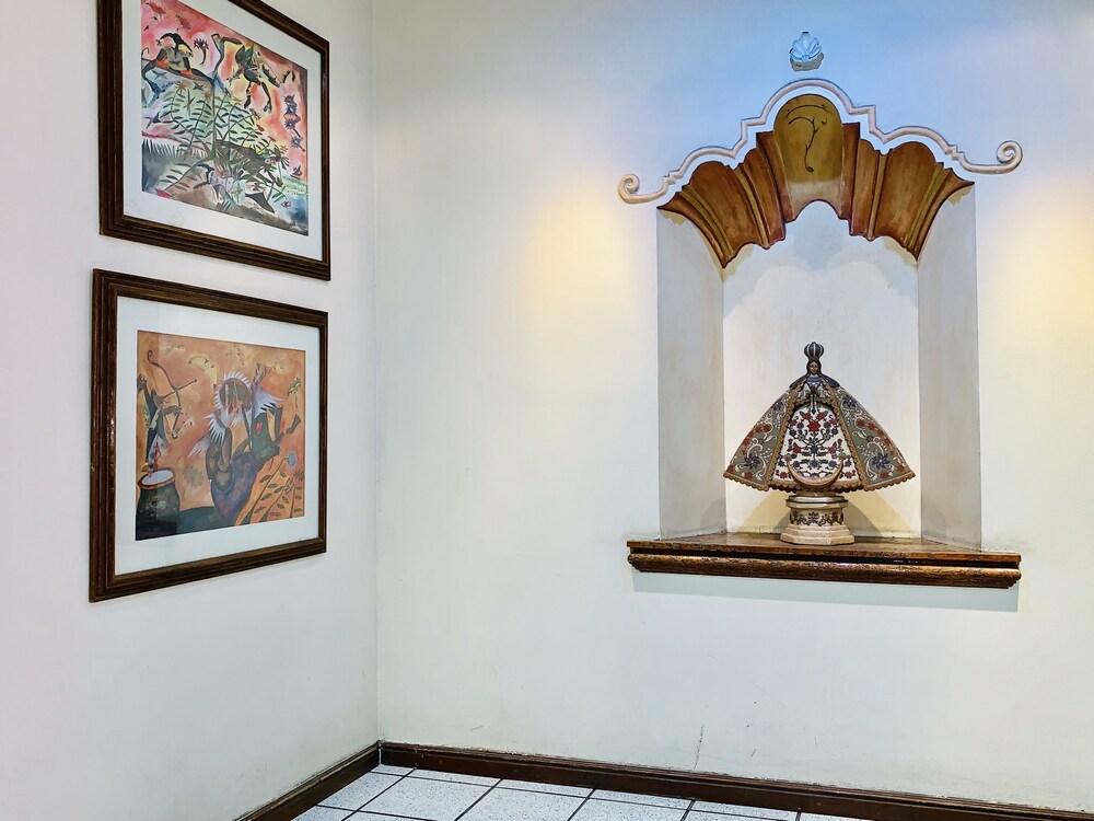 image-housing-carousel