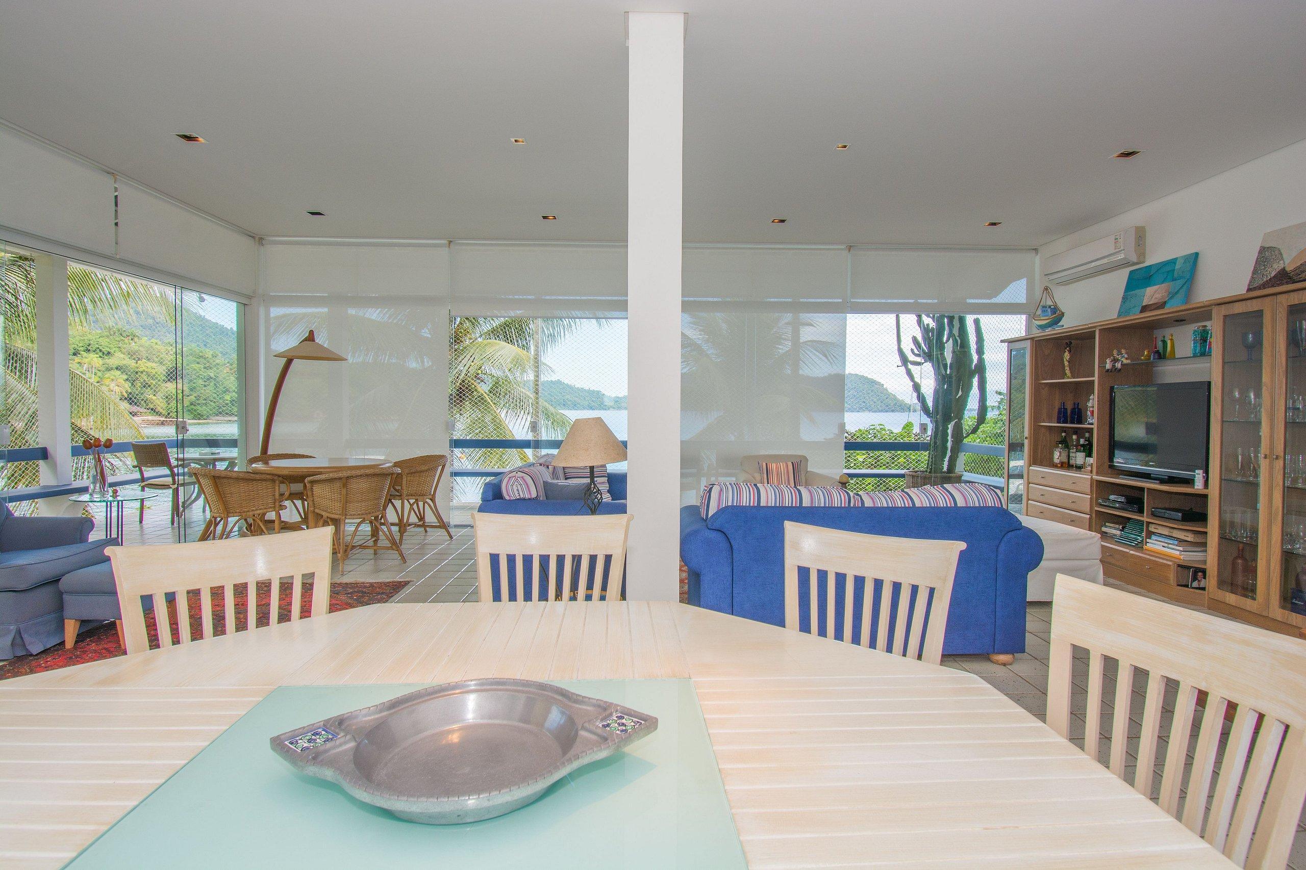 image-housing-carousel