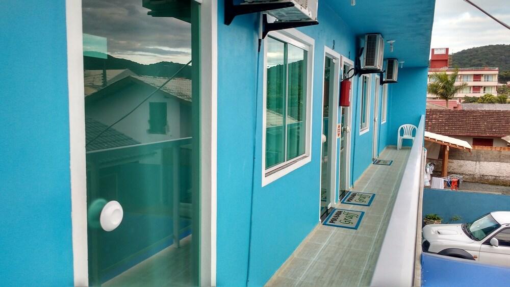 image-housing-carousel