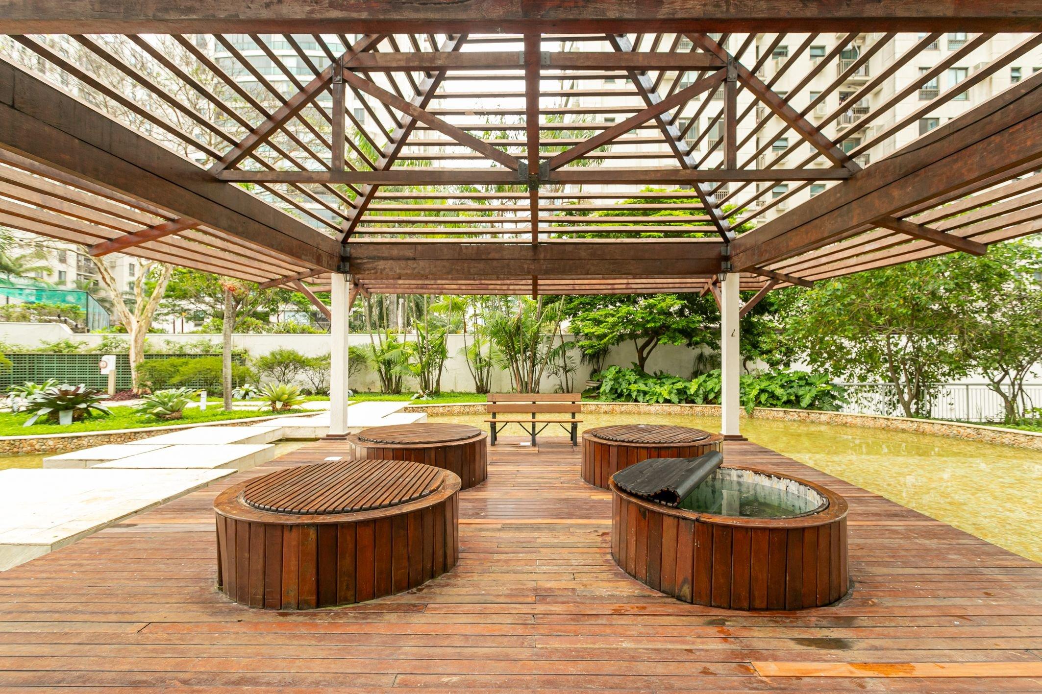 image-housing-carousel