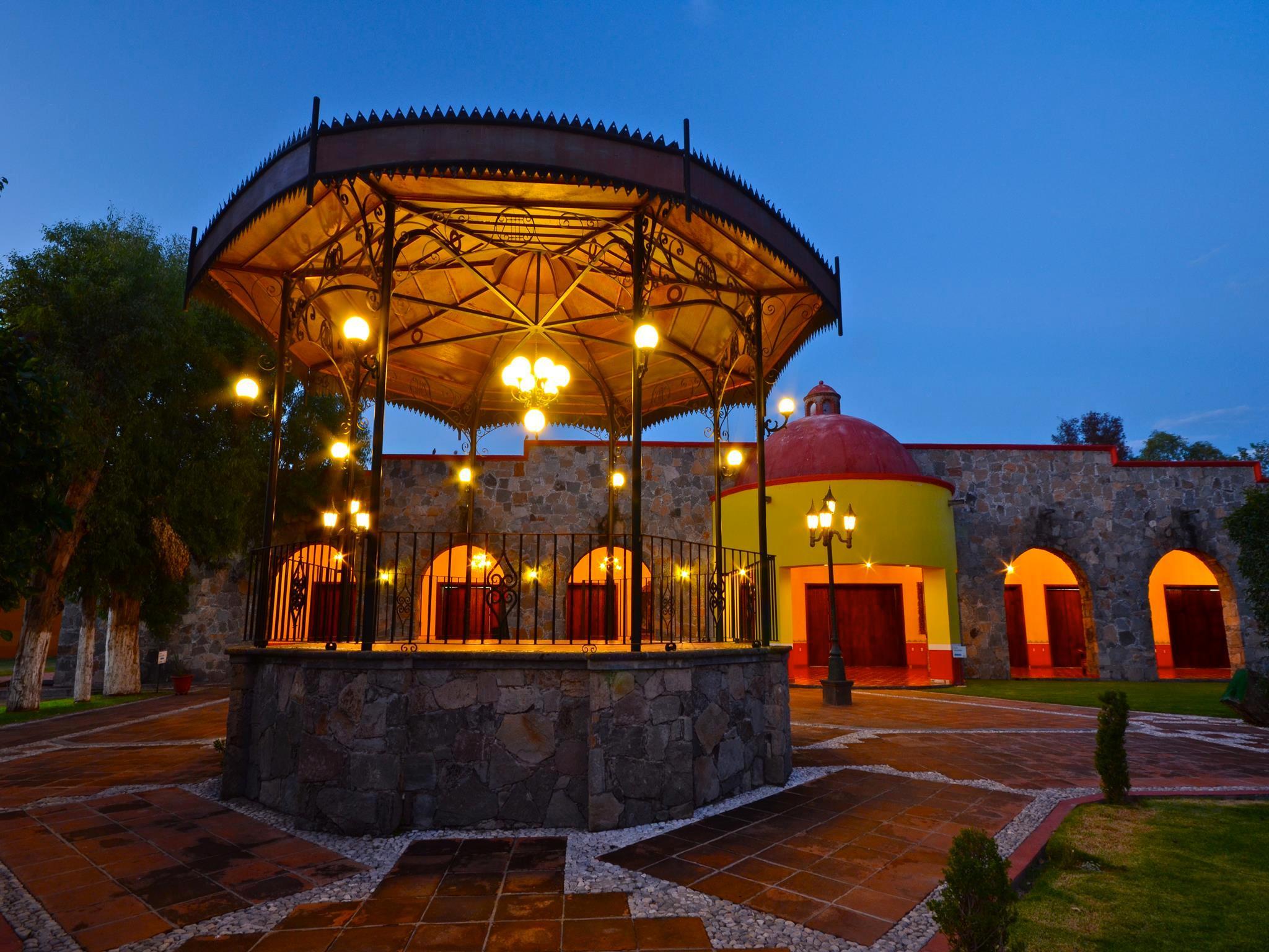 image-housing-carousel