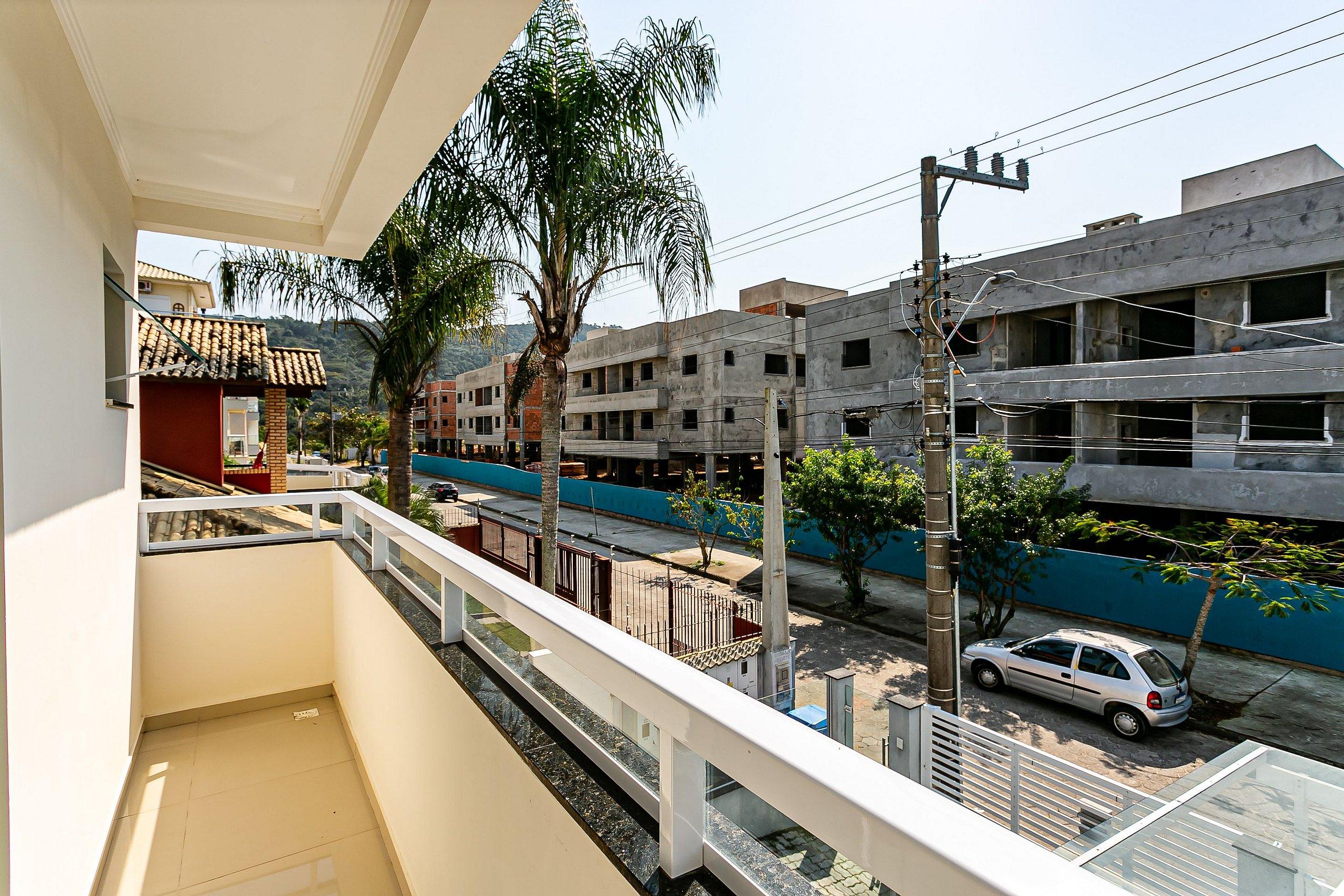 image-housing-carousel
