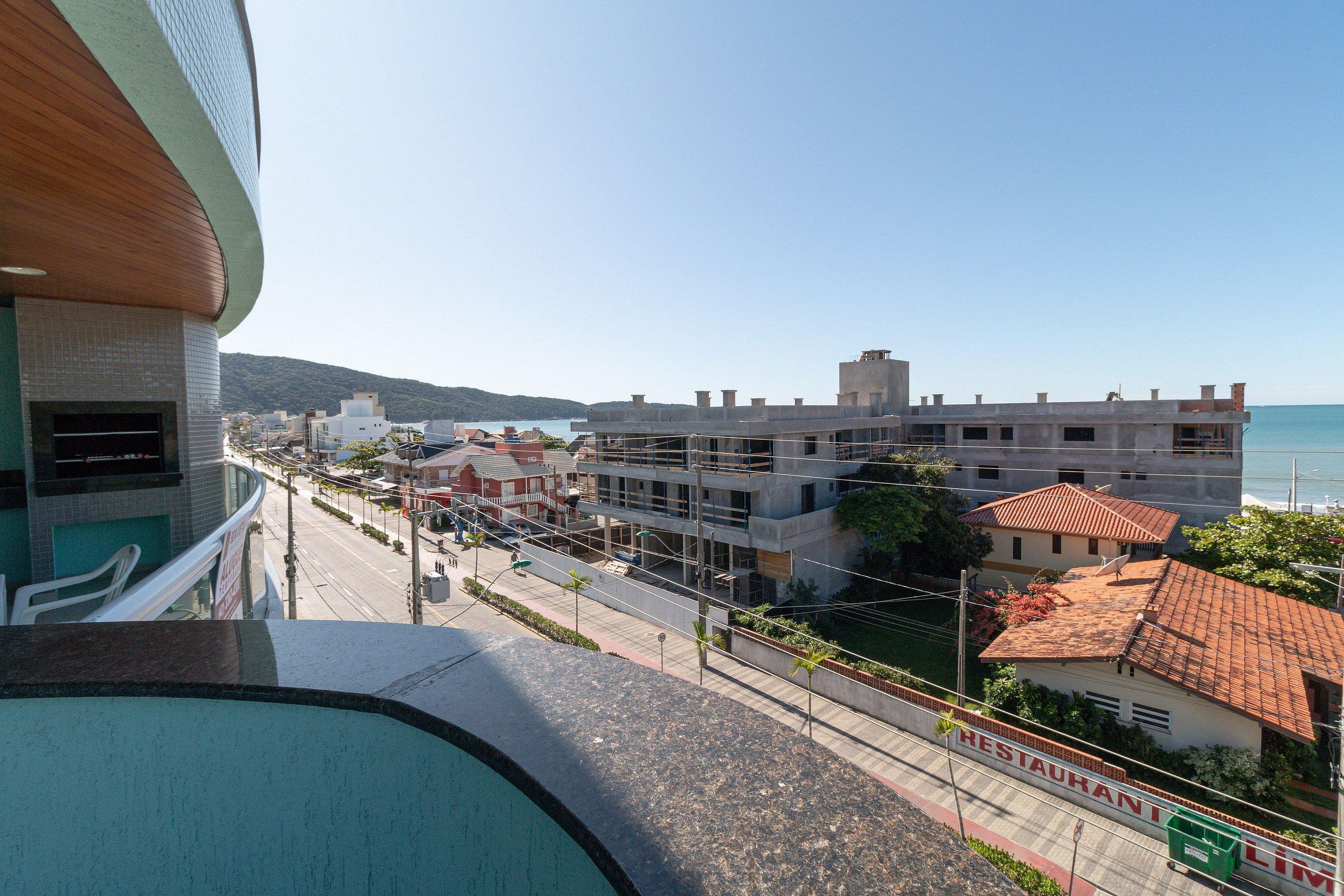 image-housing-carousel