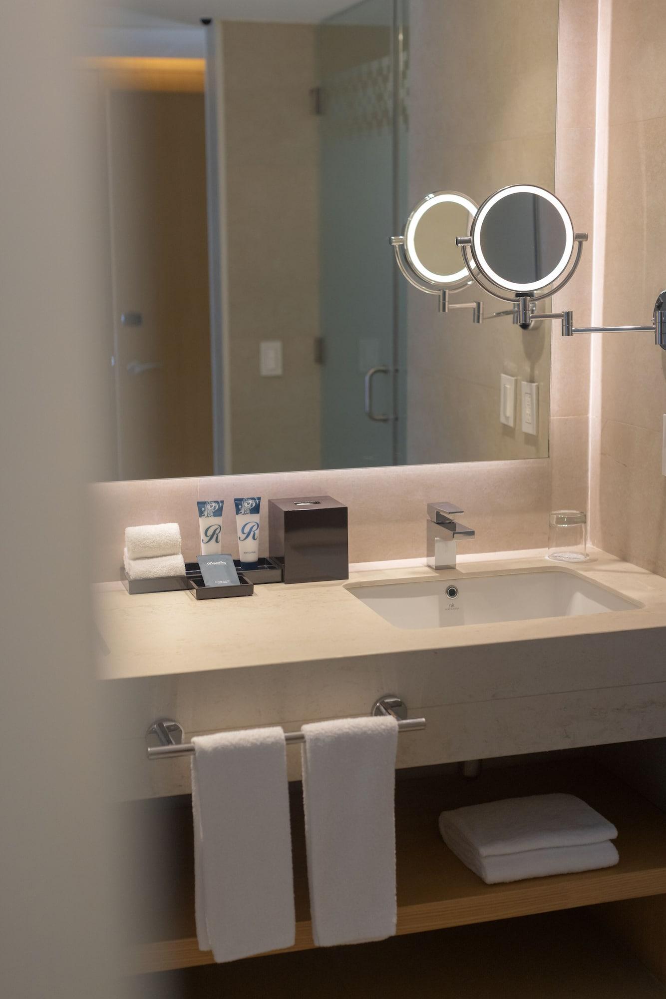 Luxury Junior Suite Swim Out