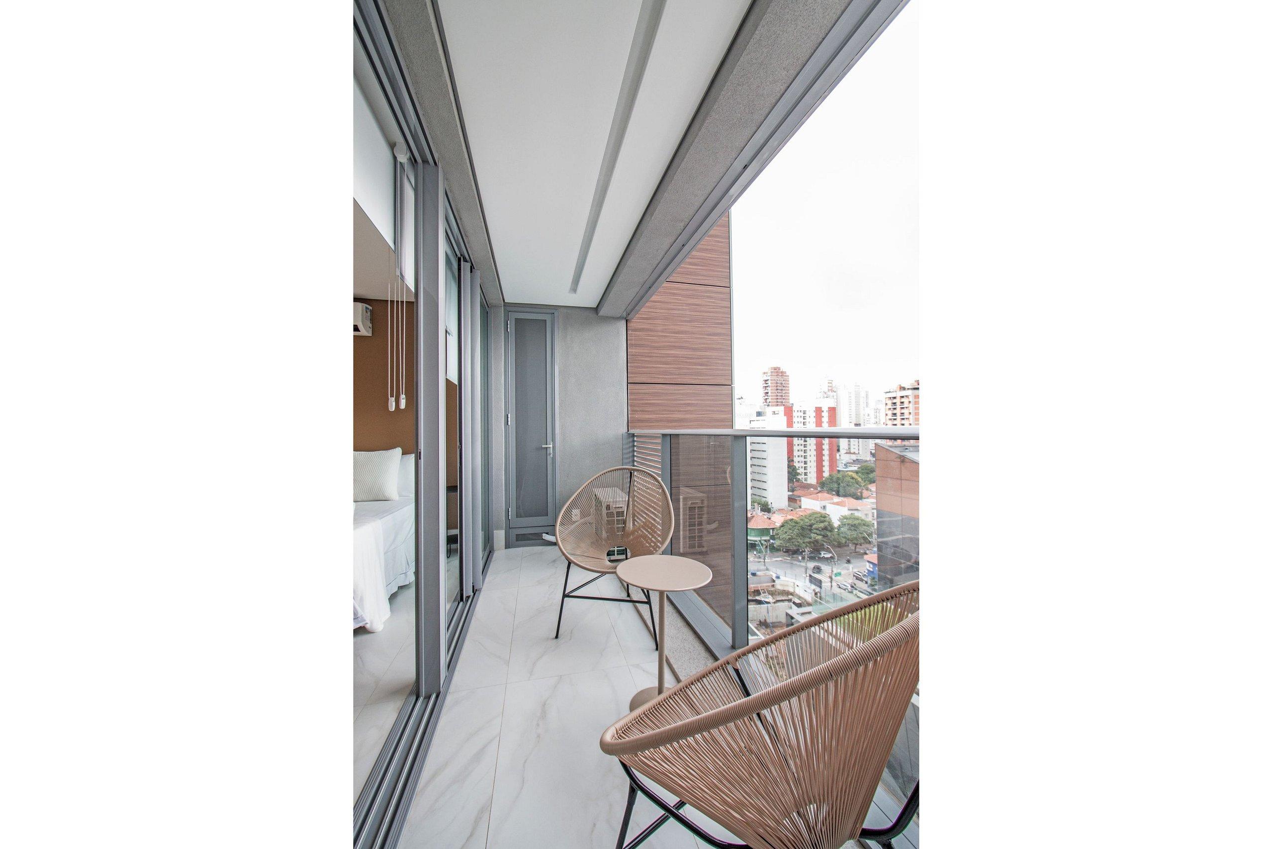 image-housing-carousel