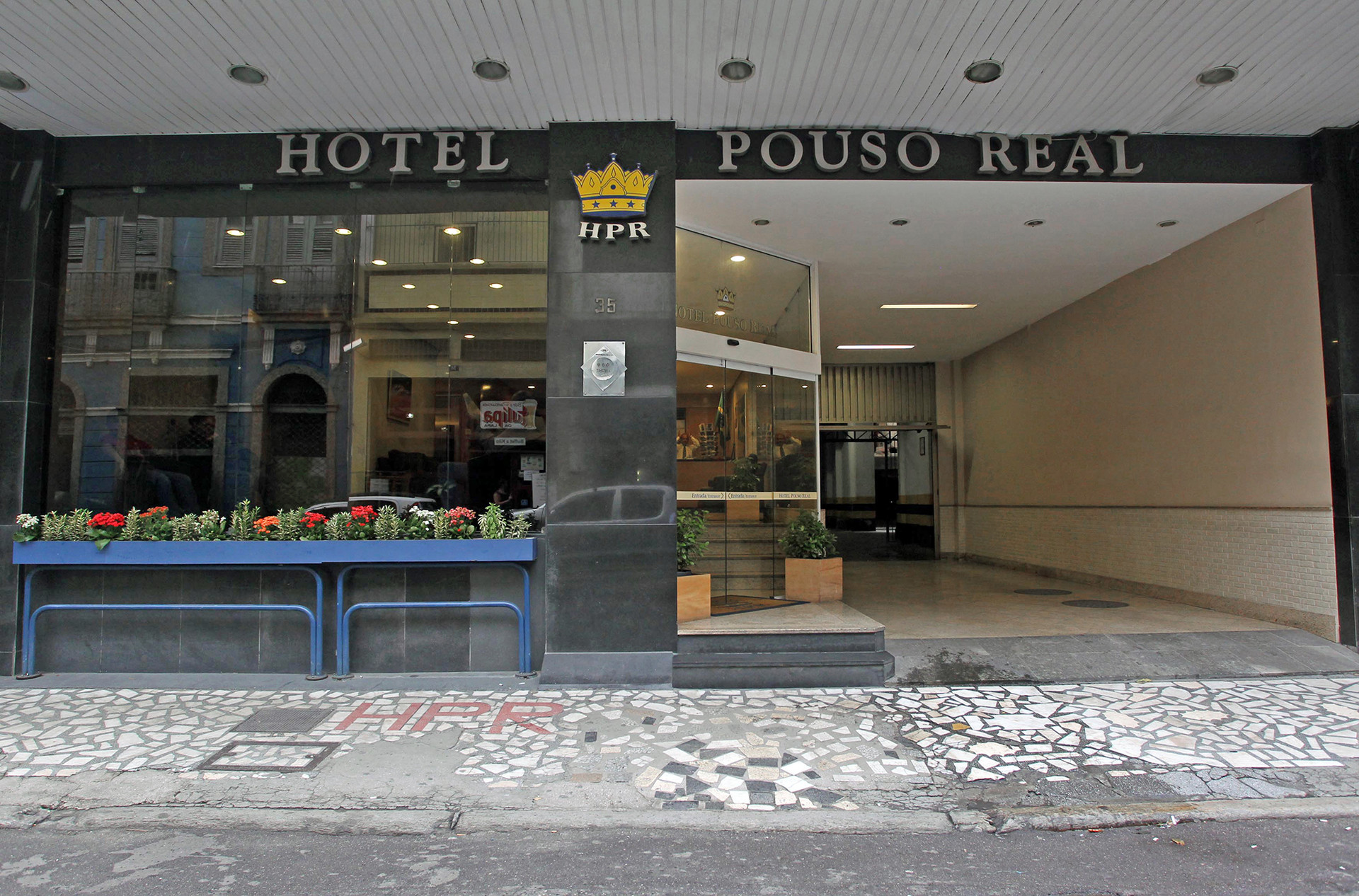 image-housing-carousel
