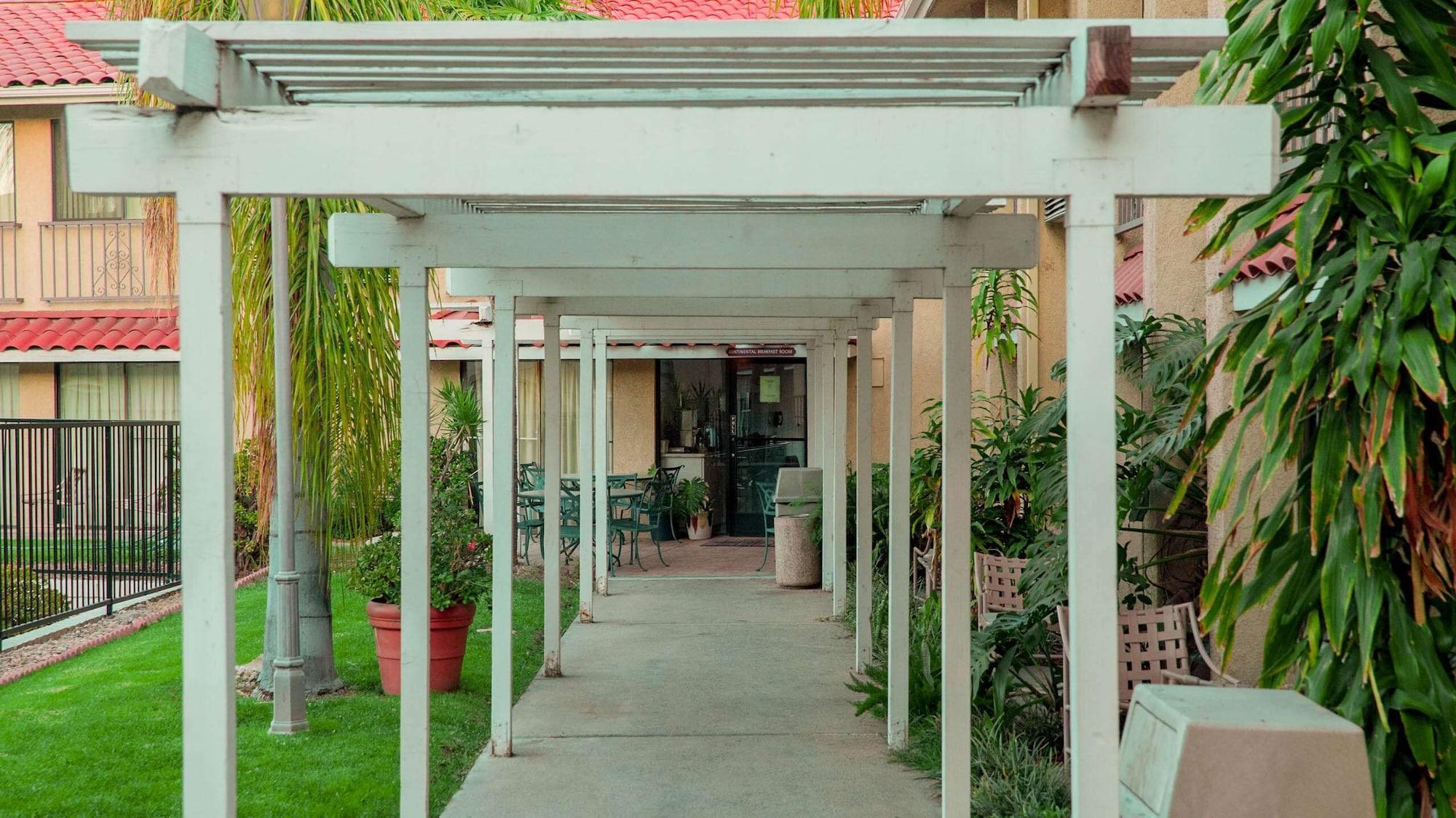image-housing-carousel