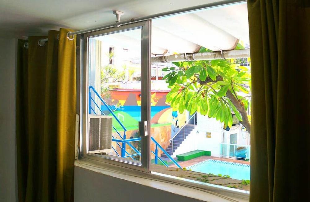 image-housing-carousel