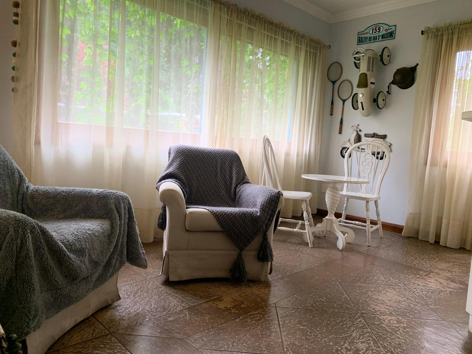 image-housing-carousel