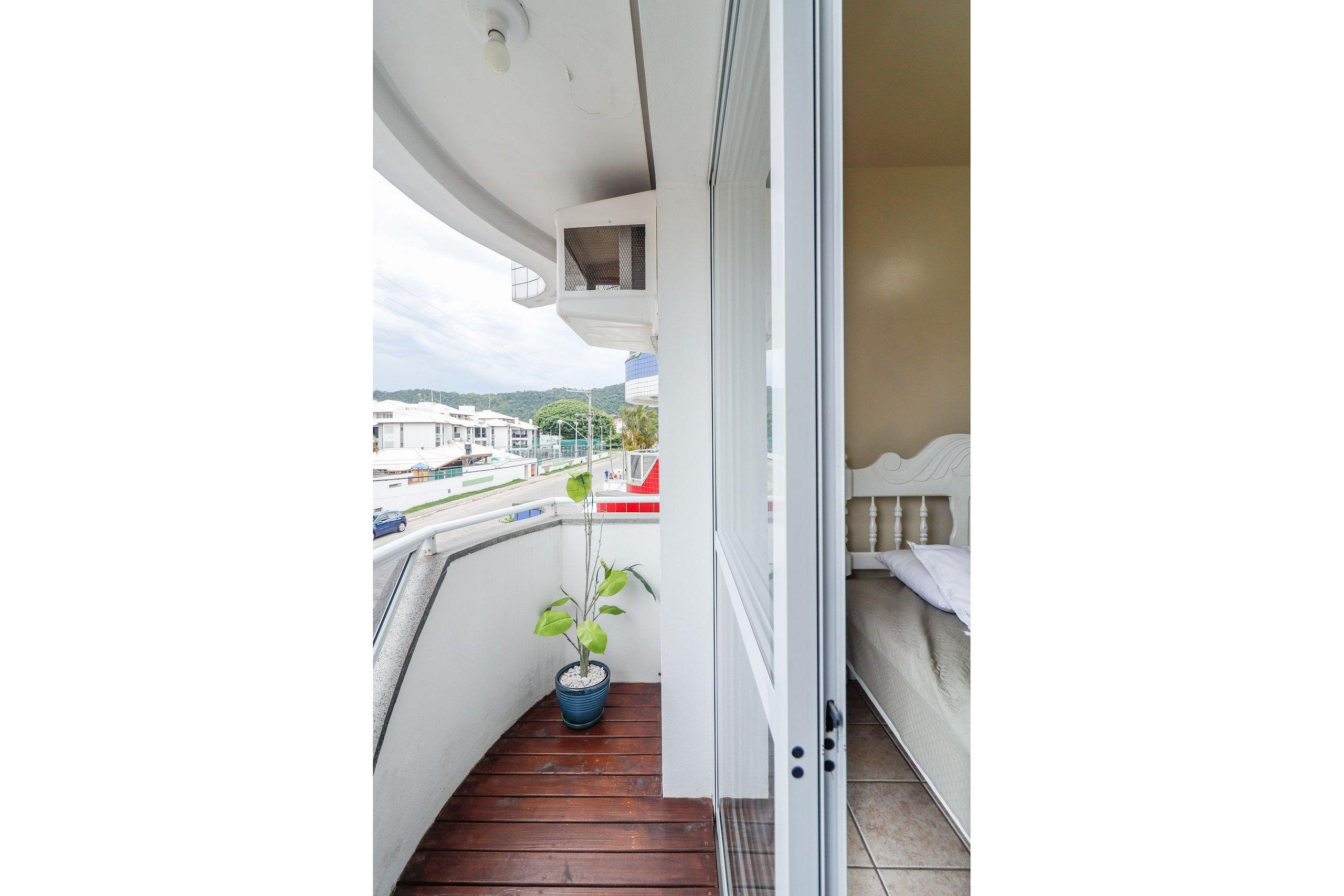 image-housing-carousel