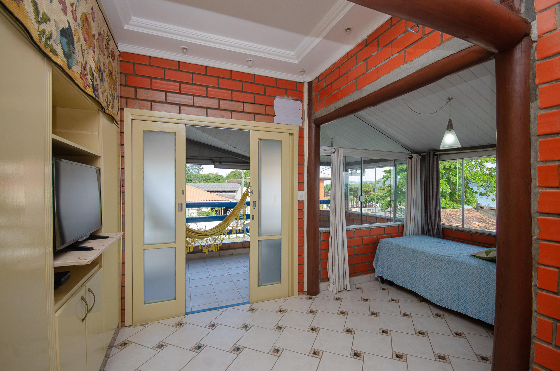 image-housing-carousel