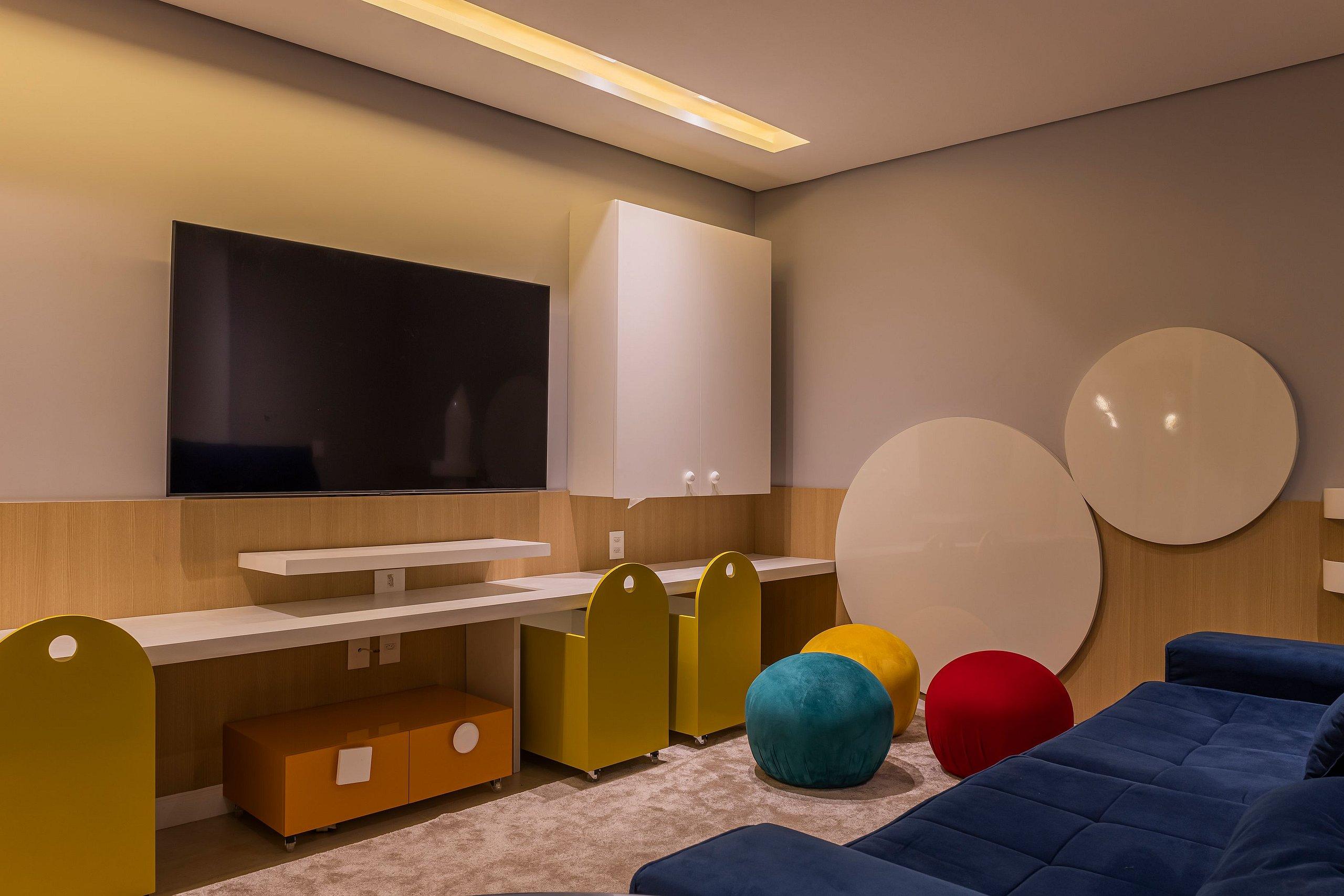image-housing-carousel
