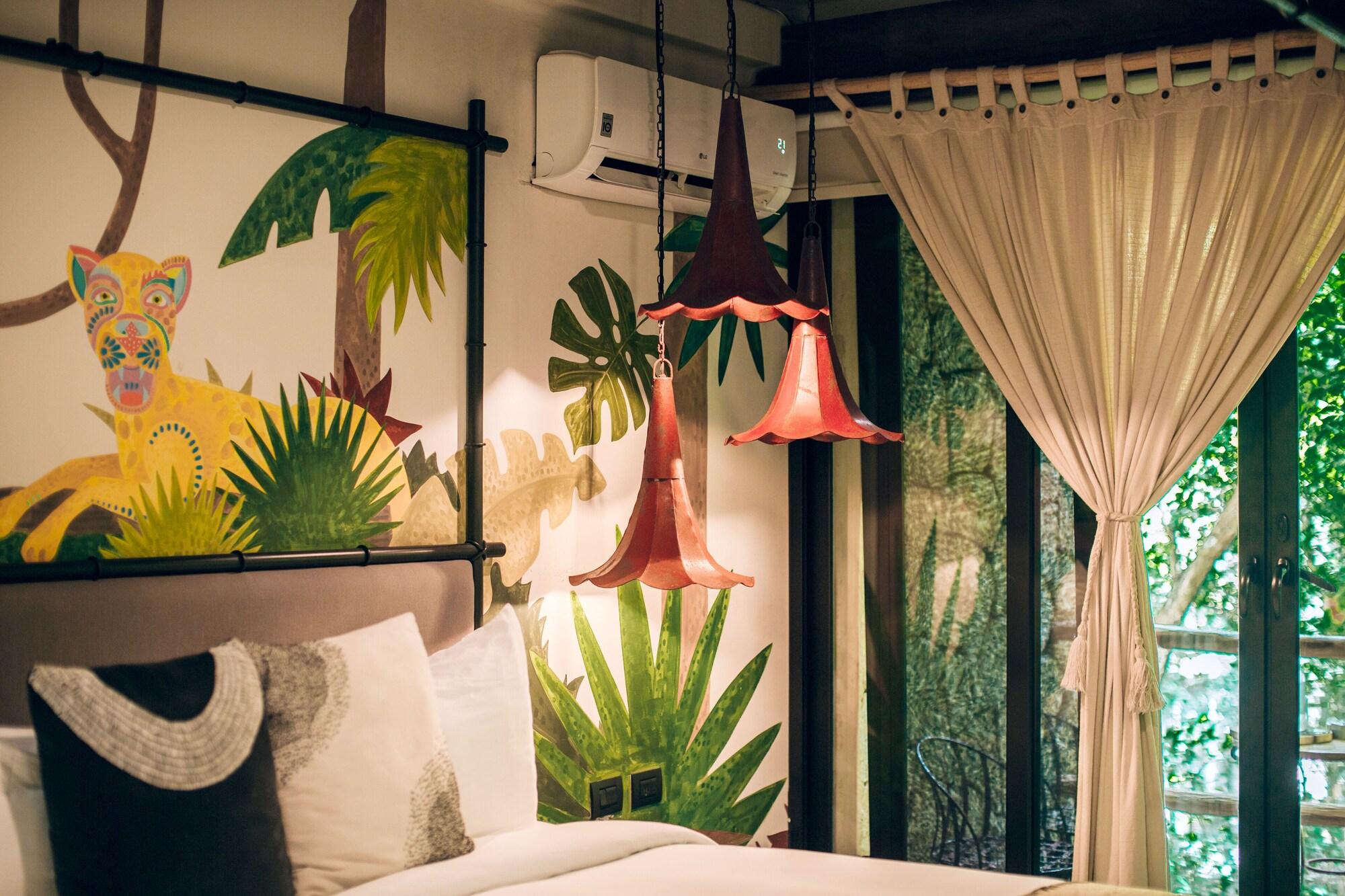 Jungle Suite w/private bathtub