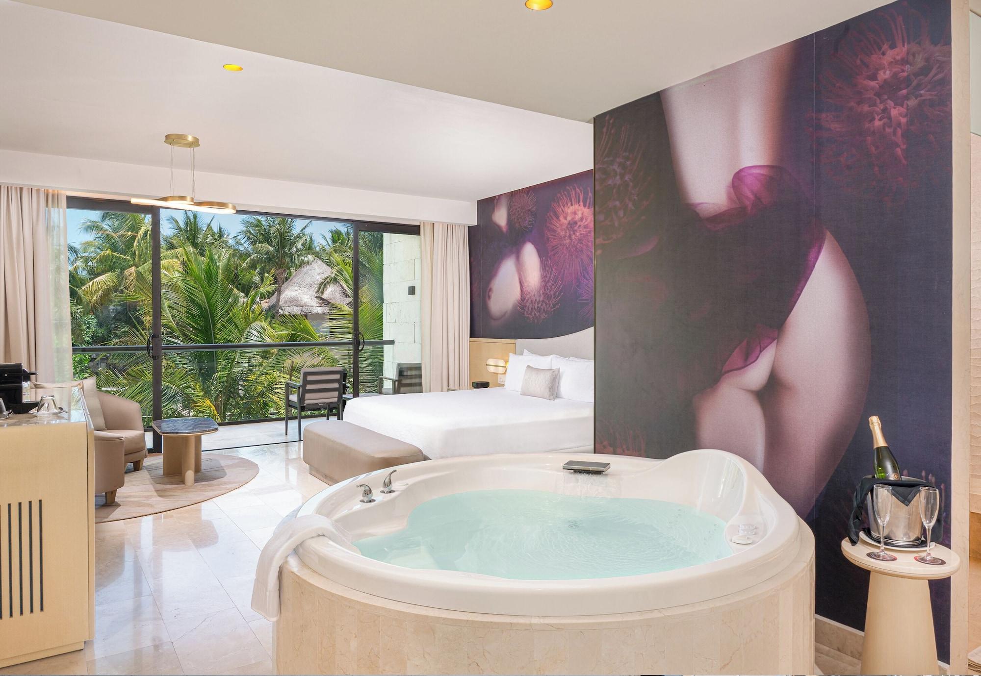 Beloved Tropical View Jacuzzi Suite - The Eden Section