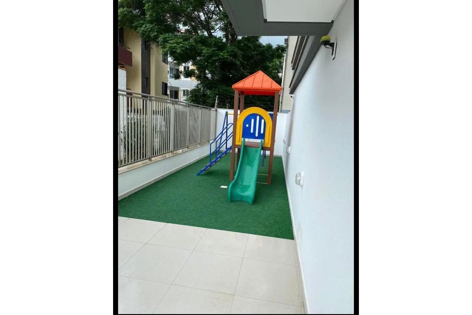 image-housing-carousel