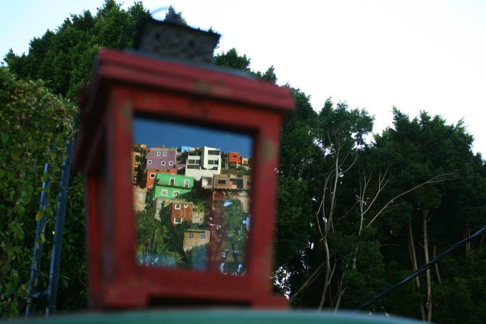image-housing-carousel
