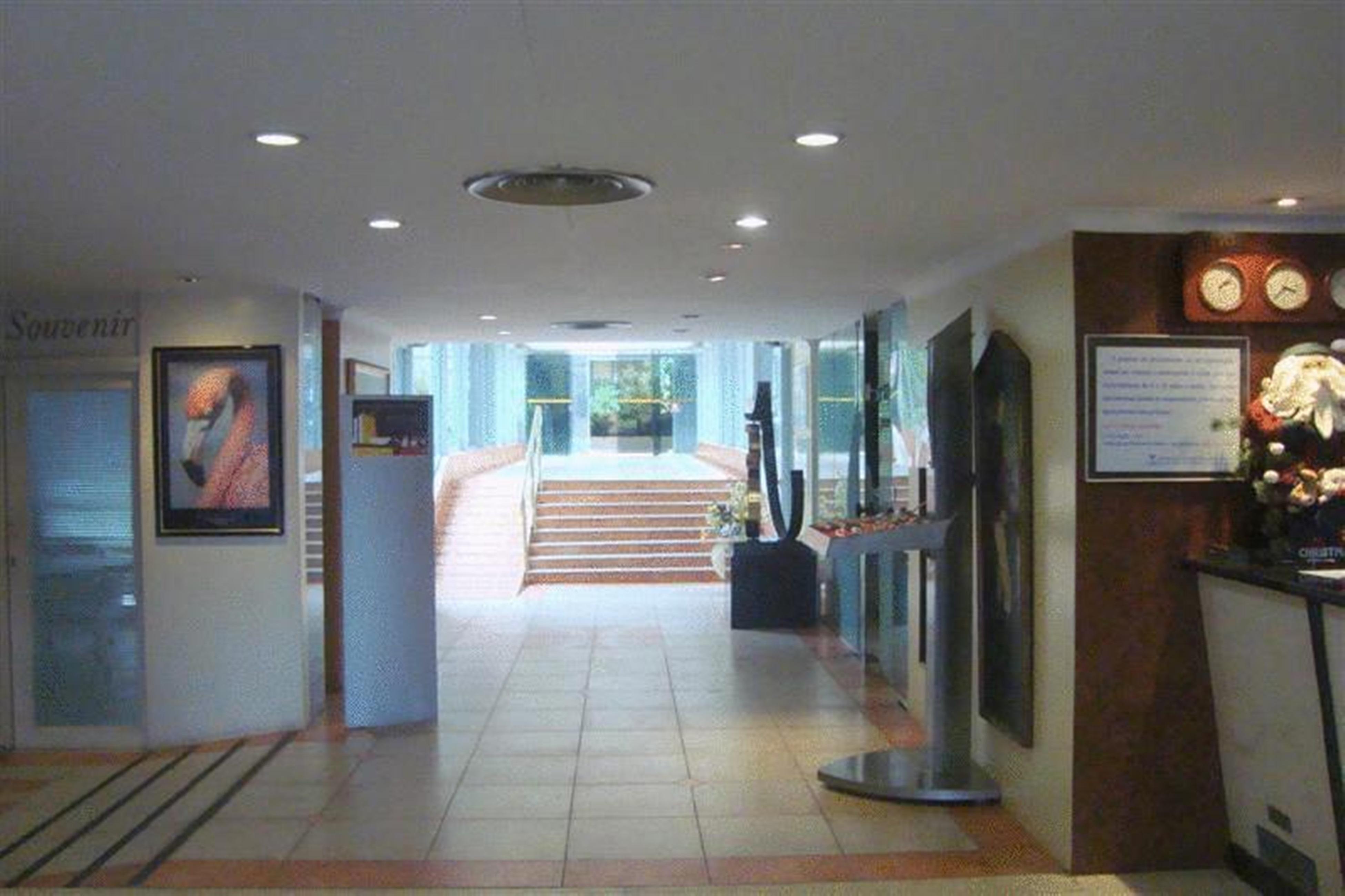 image-housing-carousel