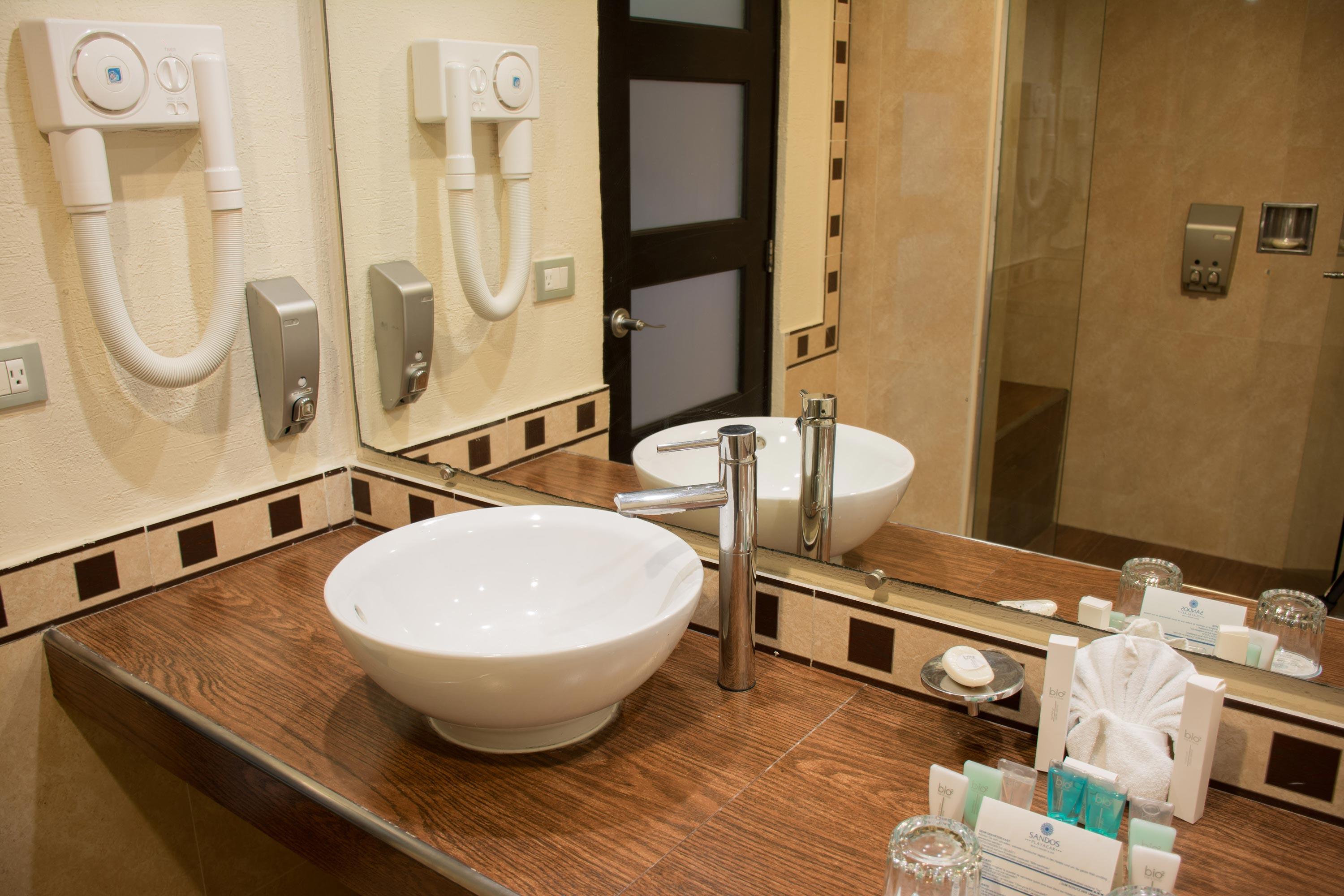 RIVIERA QUEEN JUNIOR SUITE 2 ADULTOS 3 MENORES