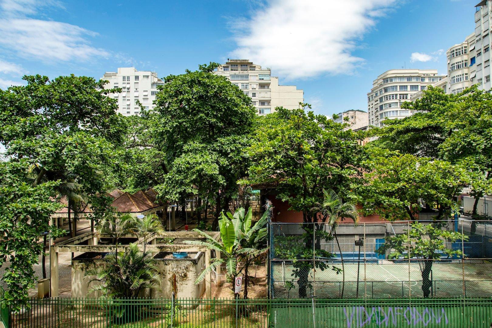 image-housing-carousel