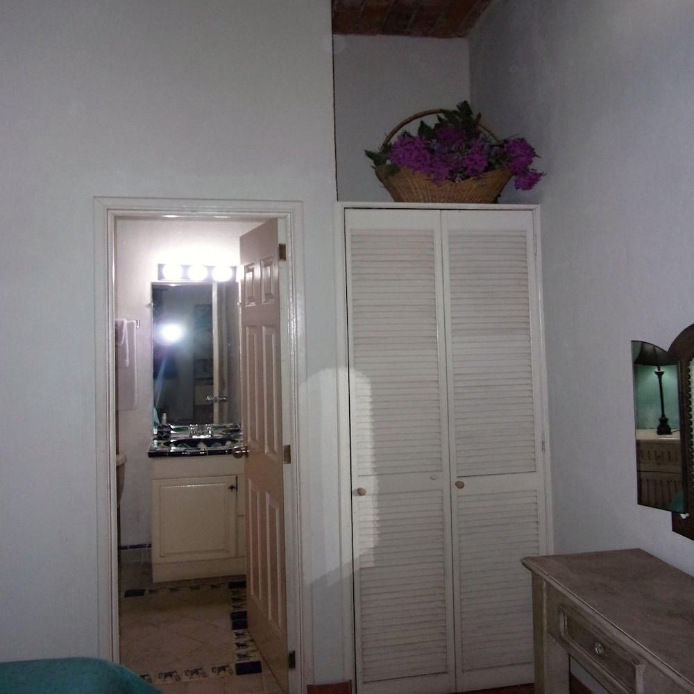 image-housing-carousel