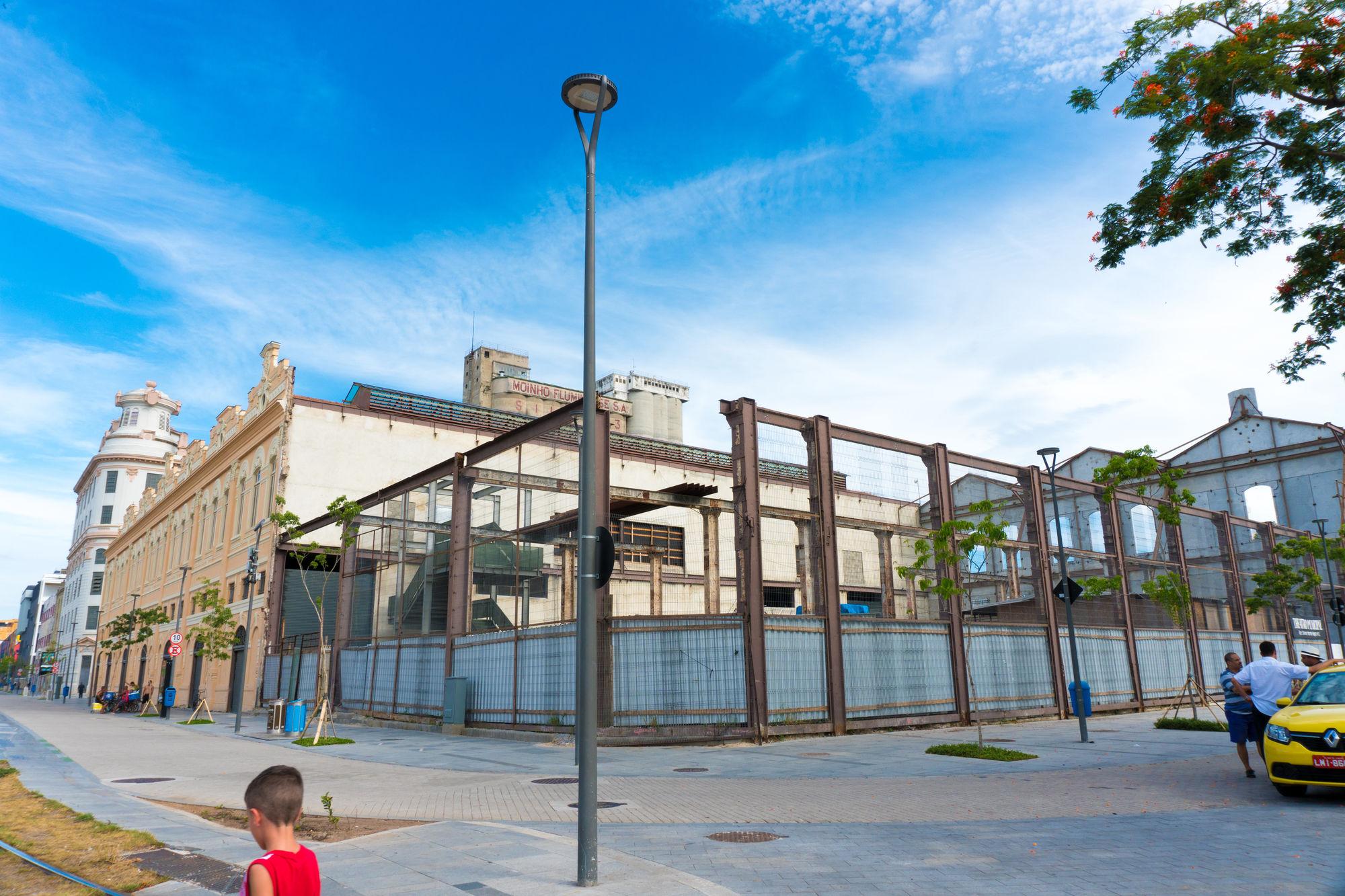 image-housing-carousel