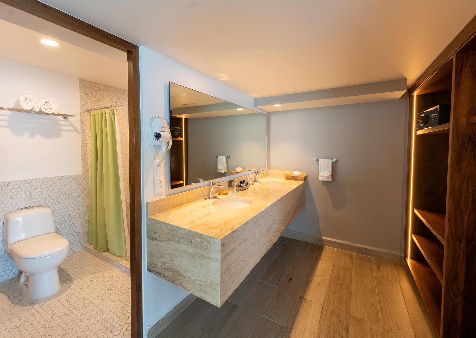 Suite Estándar con Vista Parcial del Mar