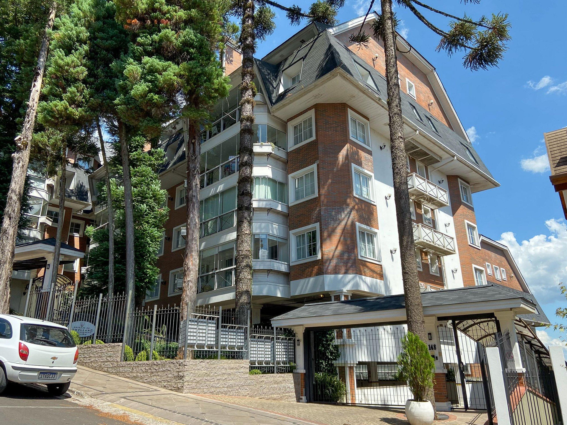 image-housing-carousel