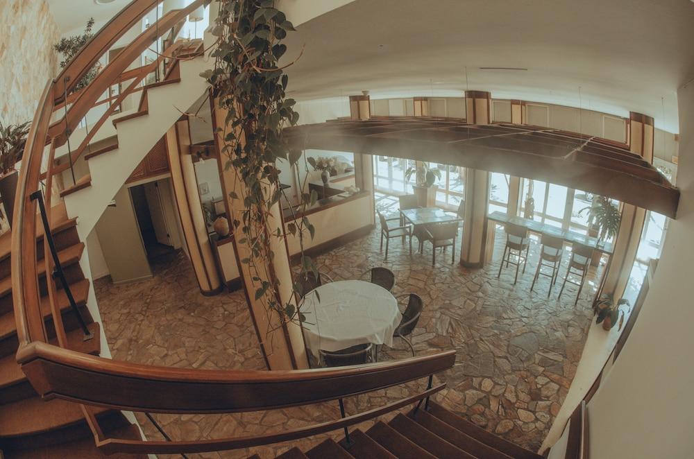 image-housing-carousel