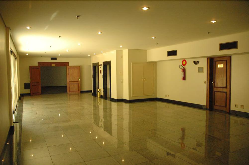 image-housing-carousel