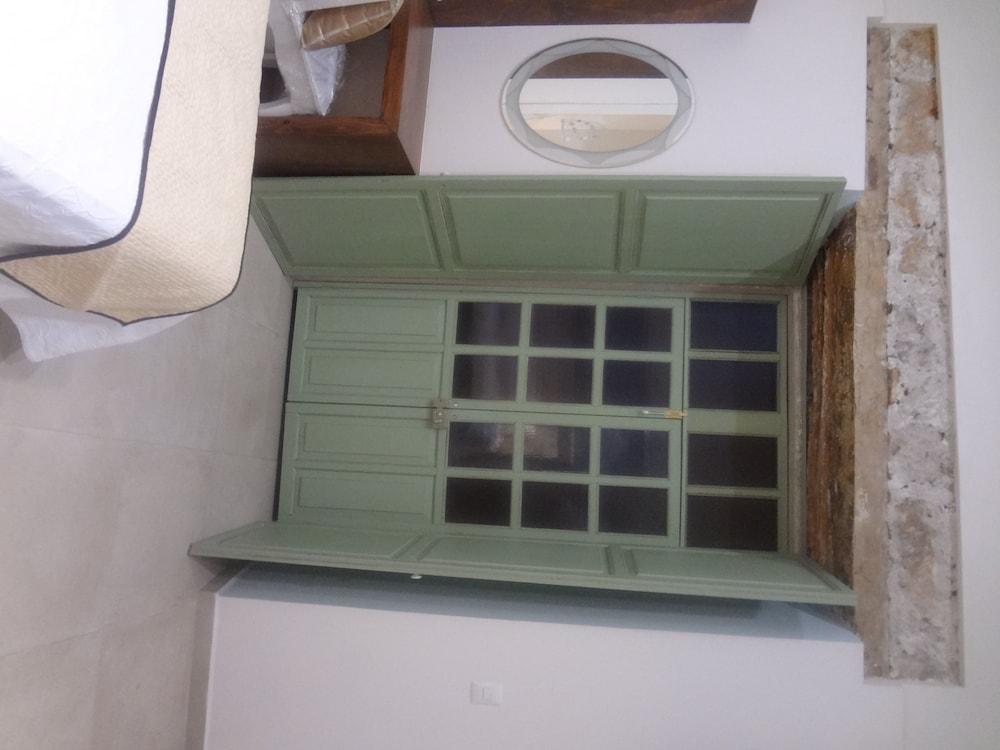 image-housing-carousel